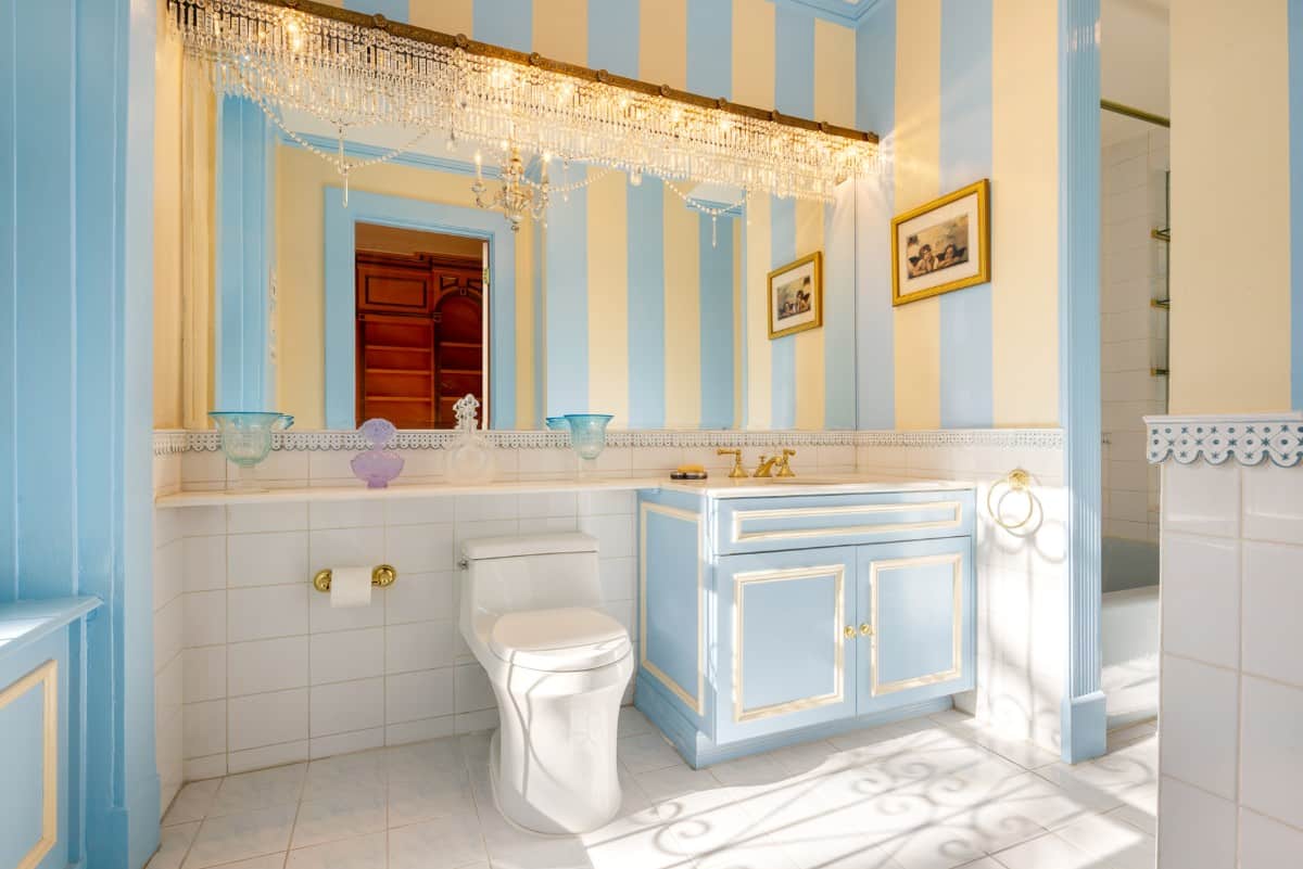 奶油色、白色和天蓝色使这个浴室更加明亮。