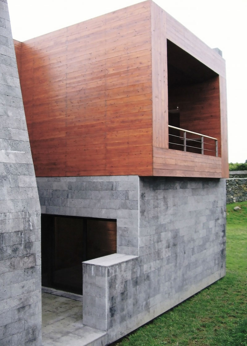 房子的外观是由大理石瓷砖和木质墙板的卧室。
