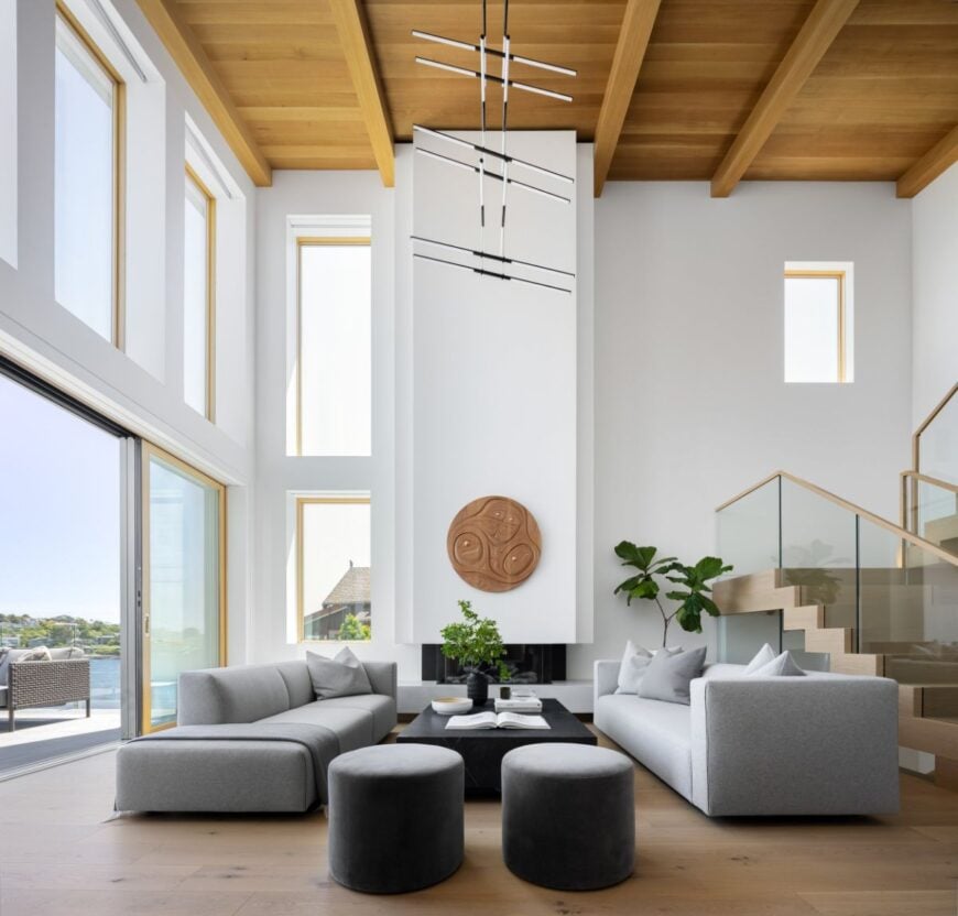 木地板的现代客厅给房间一种美感。