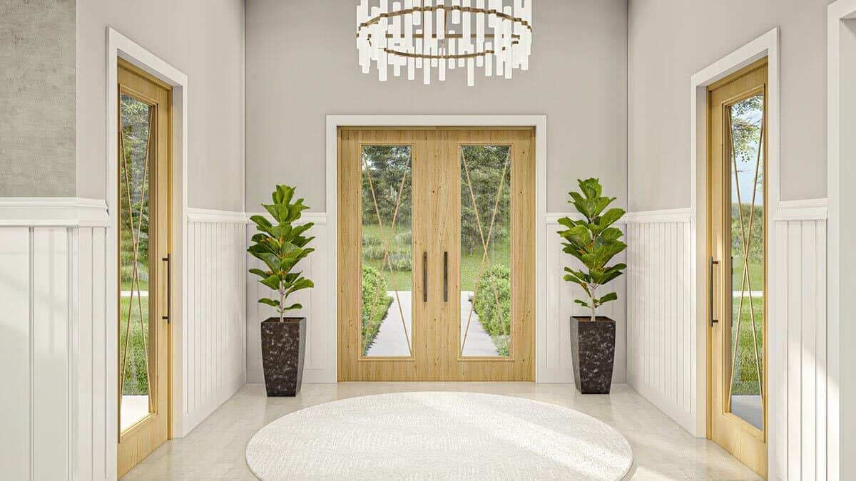 家庭入口有三点入口，一个优雅的枝形吊灯，和一个圆形区域地毯。