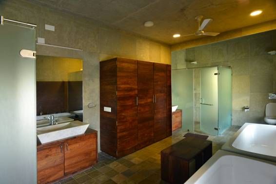 浴室里有一个大木内阁和一个水槽在柜台上,这创造了一个质朴的气氛在房间里。