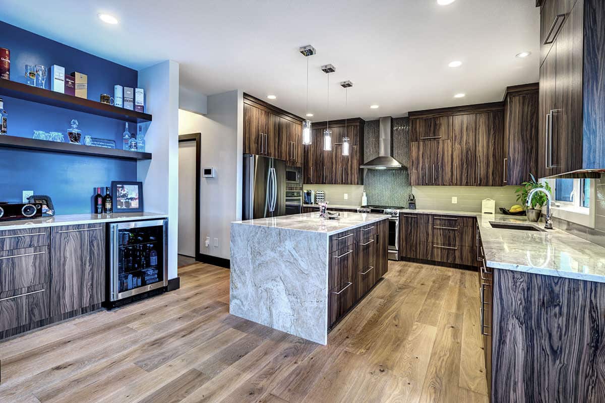 厨房宽敞，提供大量的柜台空间和充足的存储空间。