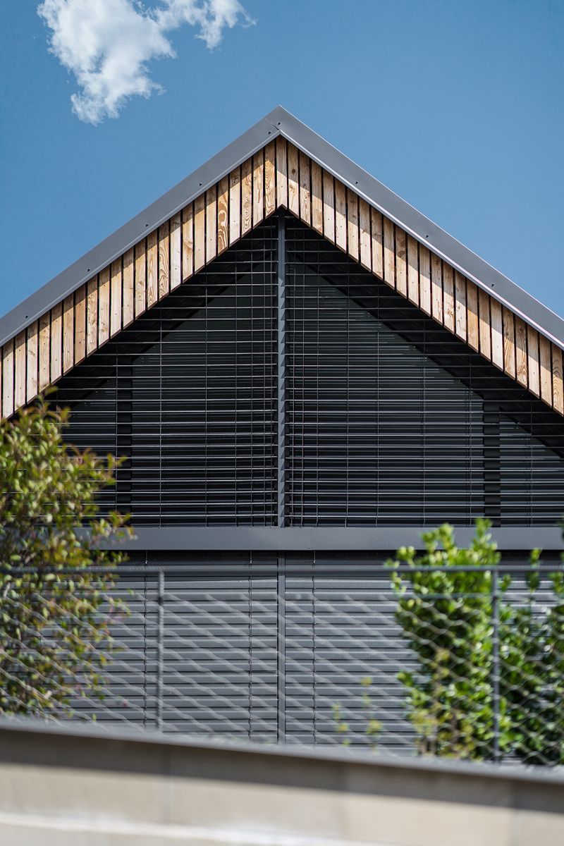 建筑立面采用木质包层，屋顶采用金属板覆盖。