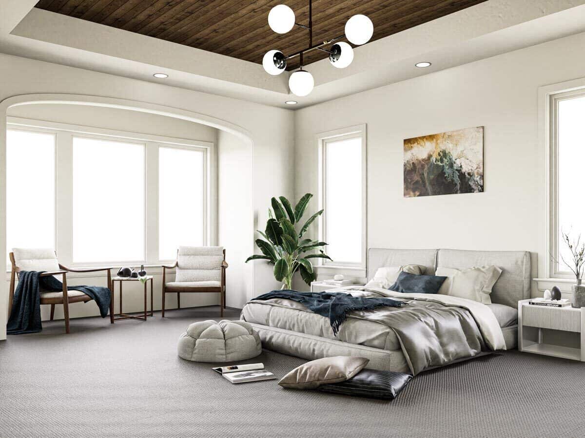 主卧室的特色是一张舒适的软垫床，一个靠窗的休息区，以及一个覆盖着乡村木板的托盘天花板。