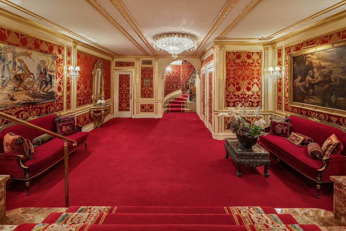 二层的起居空间，红色沙发与墙壁和地毯融为一体。