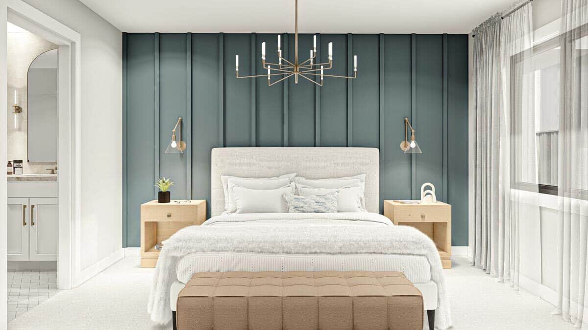 主卧室有一张灰色台床，一个软垫长椅，和一个装有黄铜烛台的床头板强调墙。