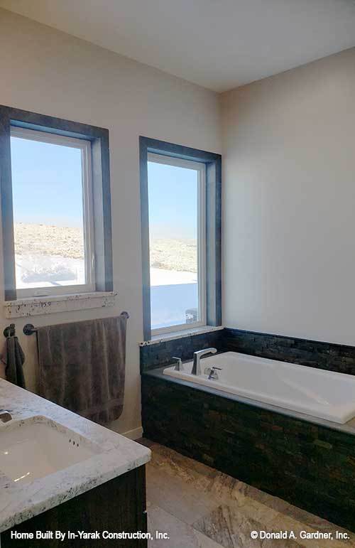 主浴室包括一个插入的浴缸固定在图像窗口