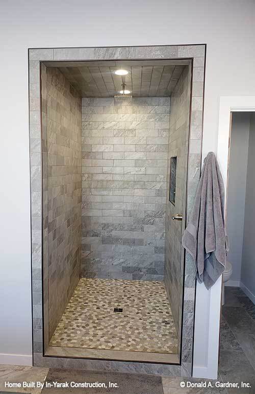 浏览淋浴铺地板和瓷砖墙完成主浴室。