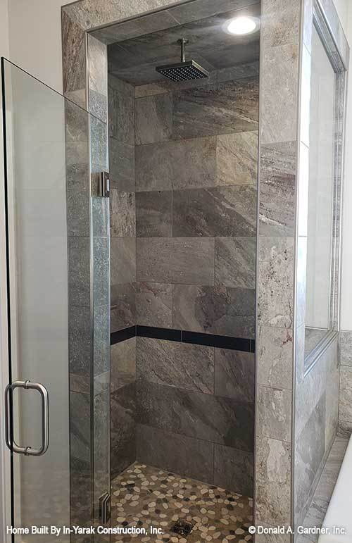 浏览淋浴玻璃门,chrome fixture,瓷砖墙壁。