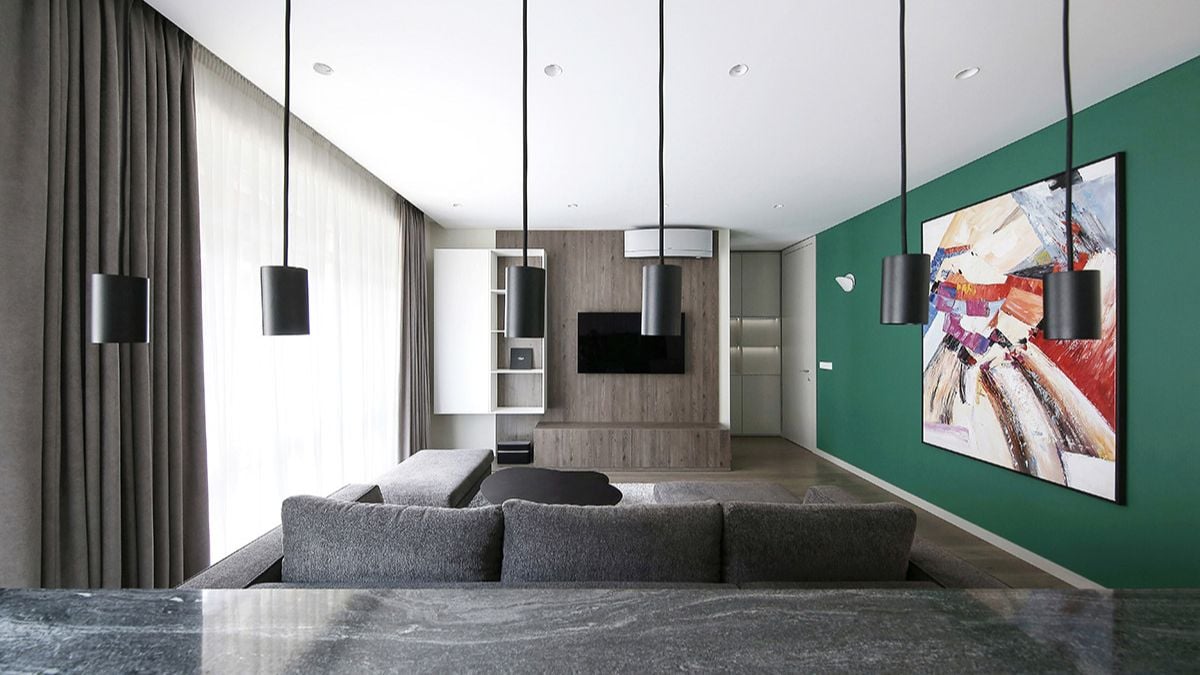 公寓内部的整体美学和整体色调为软灰色。