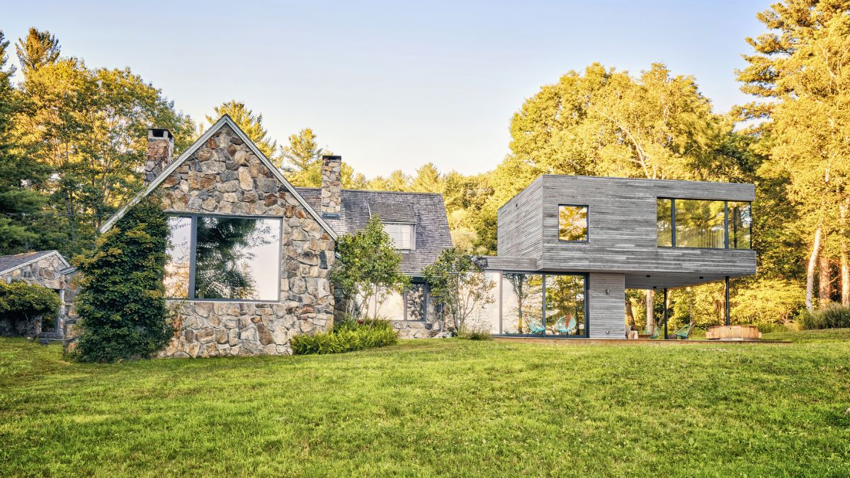 属性代表一个新鲜的康涅狄格农村设计,结合一个可爱的1948与当代英式石头小屋,超现代的被动房。