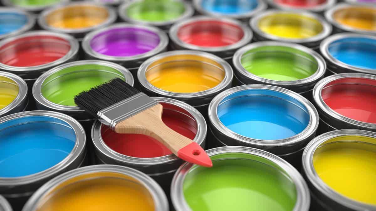 彩色的油漆罐。
