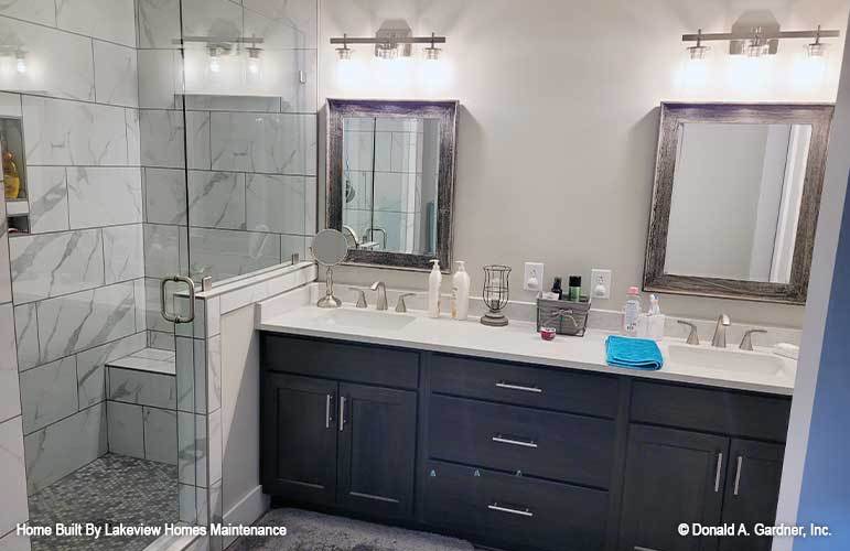 主浴室配有双洗手池梳妆台和一间带瓷砖长凳的步入式淋浴间。