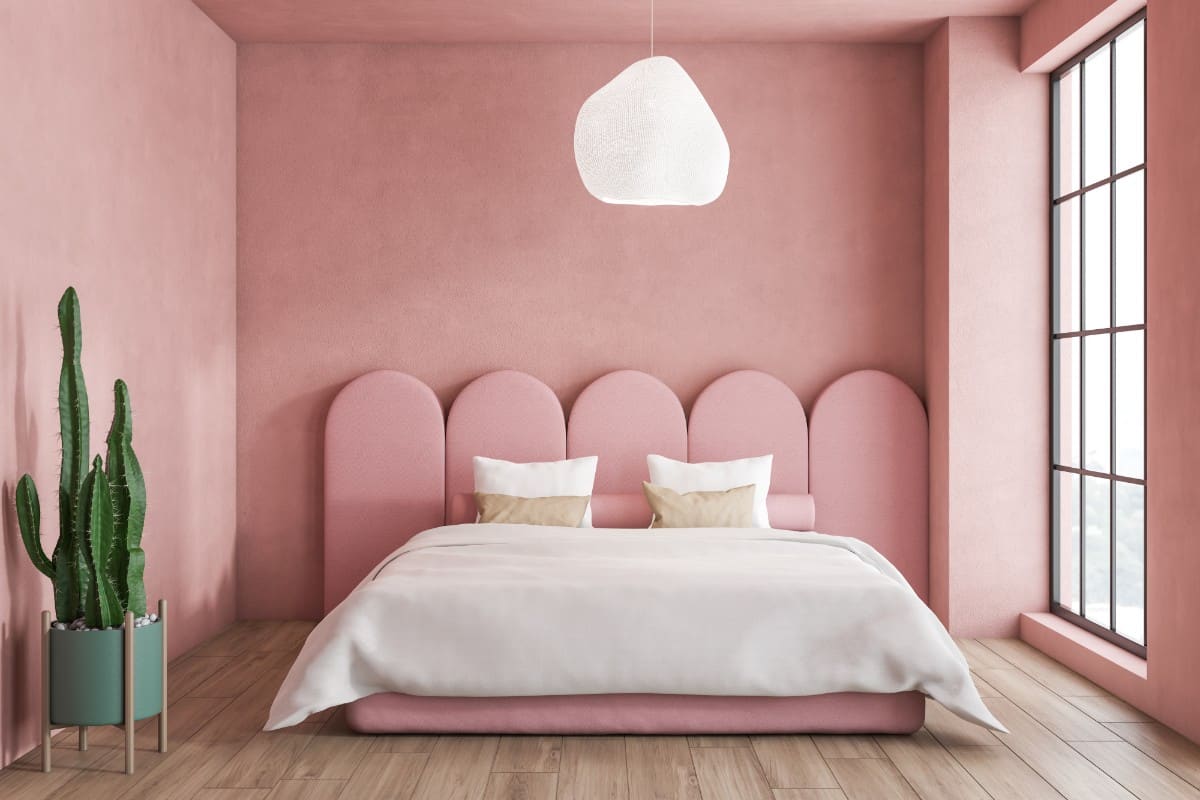 粉红色的主卧室与声明床头板。