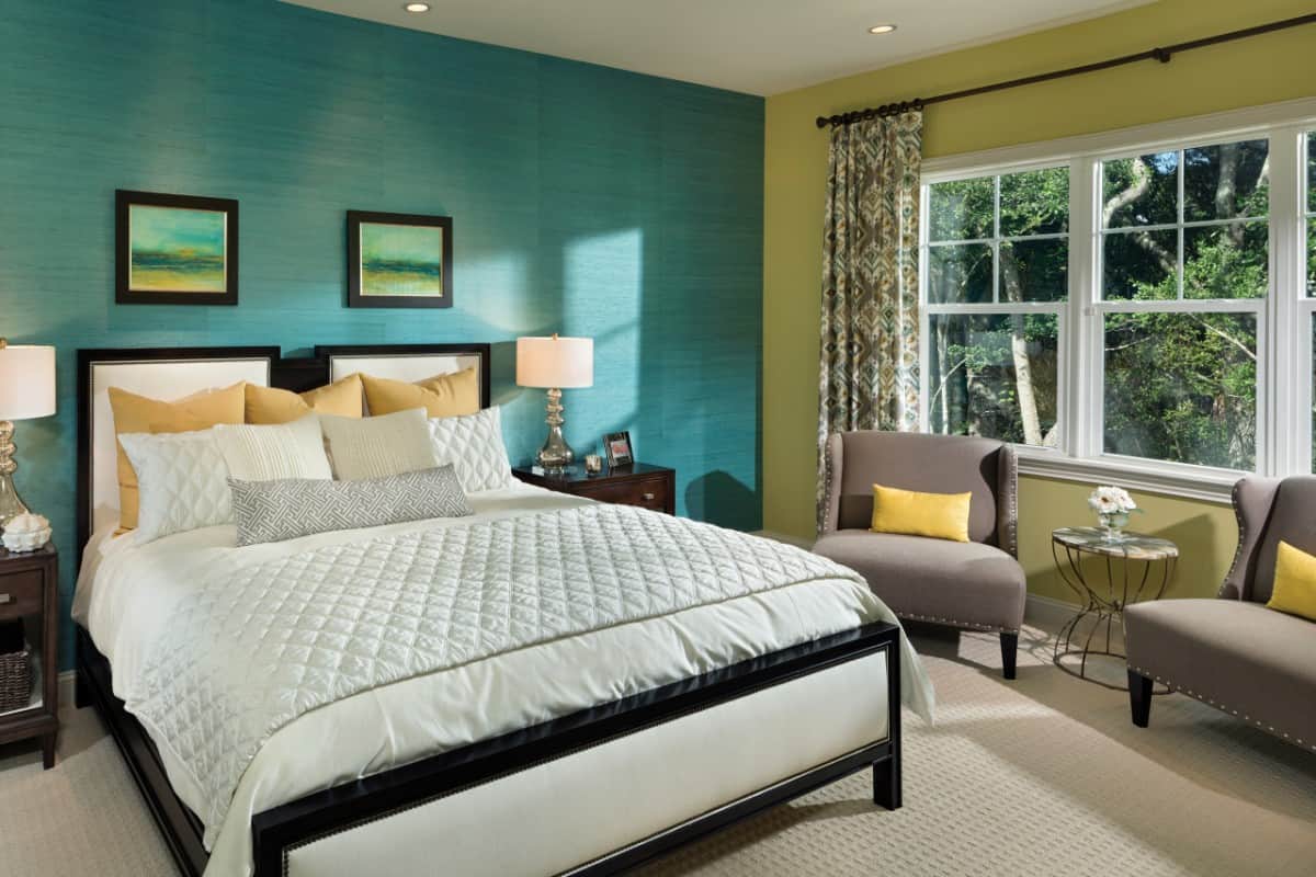 主卧室与蓝绿色的重点墙。