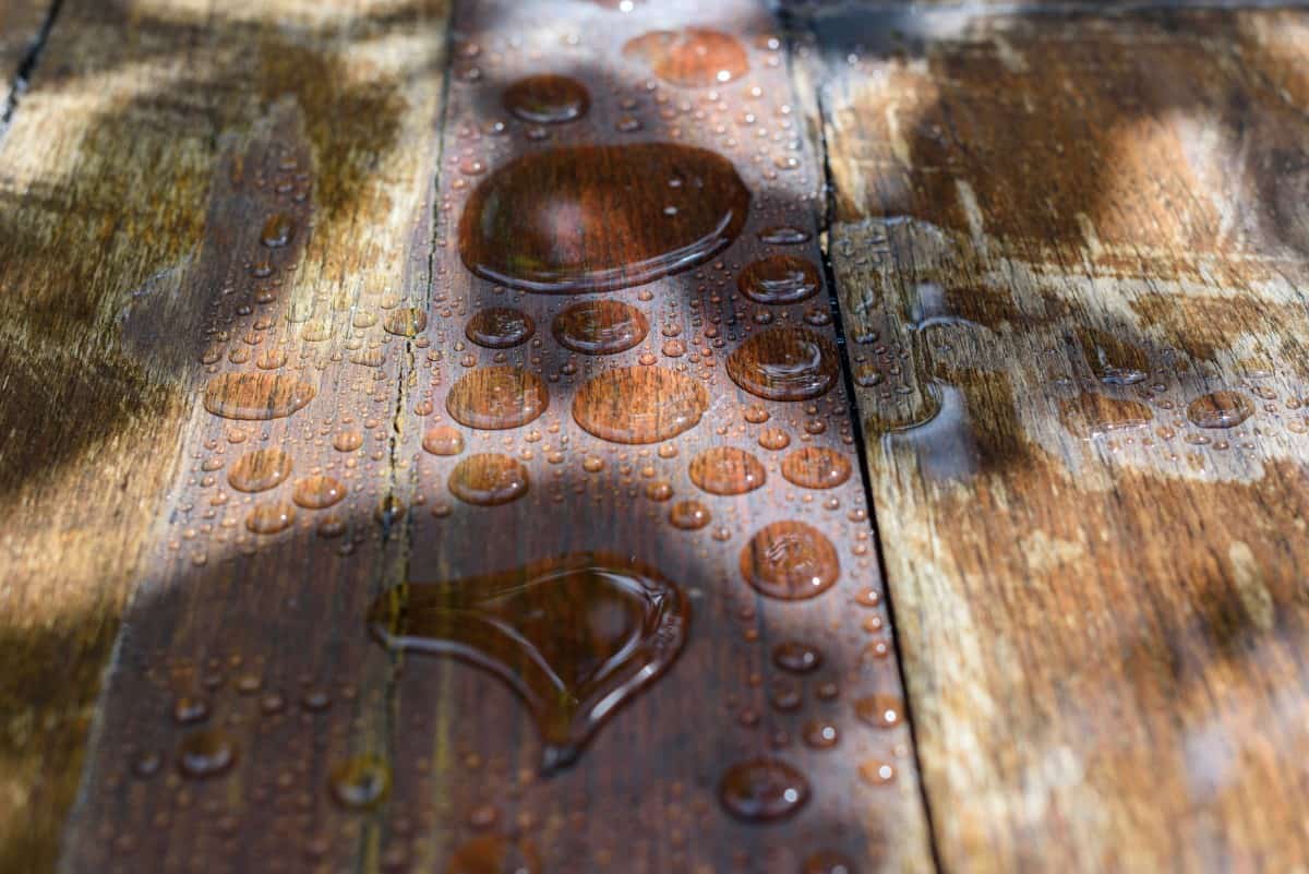 雨水滴落在木板上