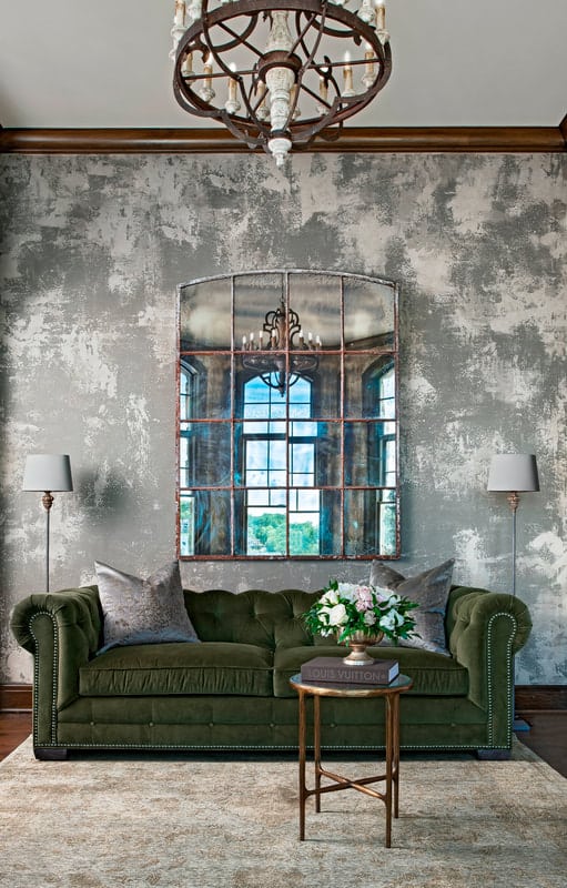 破旧的混凝土墙和框架镜子为生活区增添了质朴的气息。