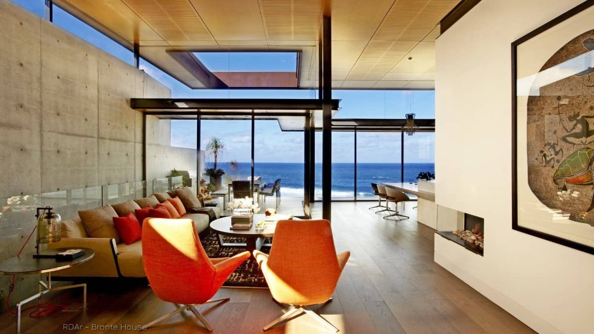 充满活力的橙色椅子和枕头为客厅增添了一抹色彩。