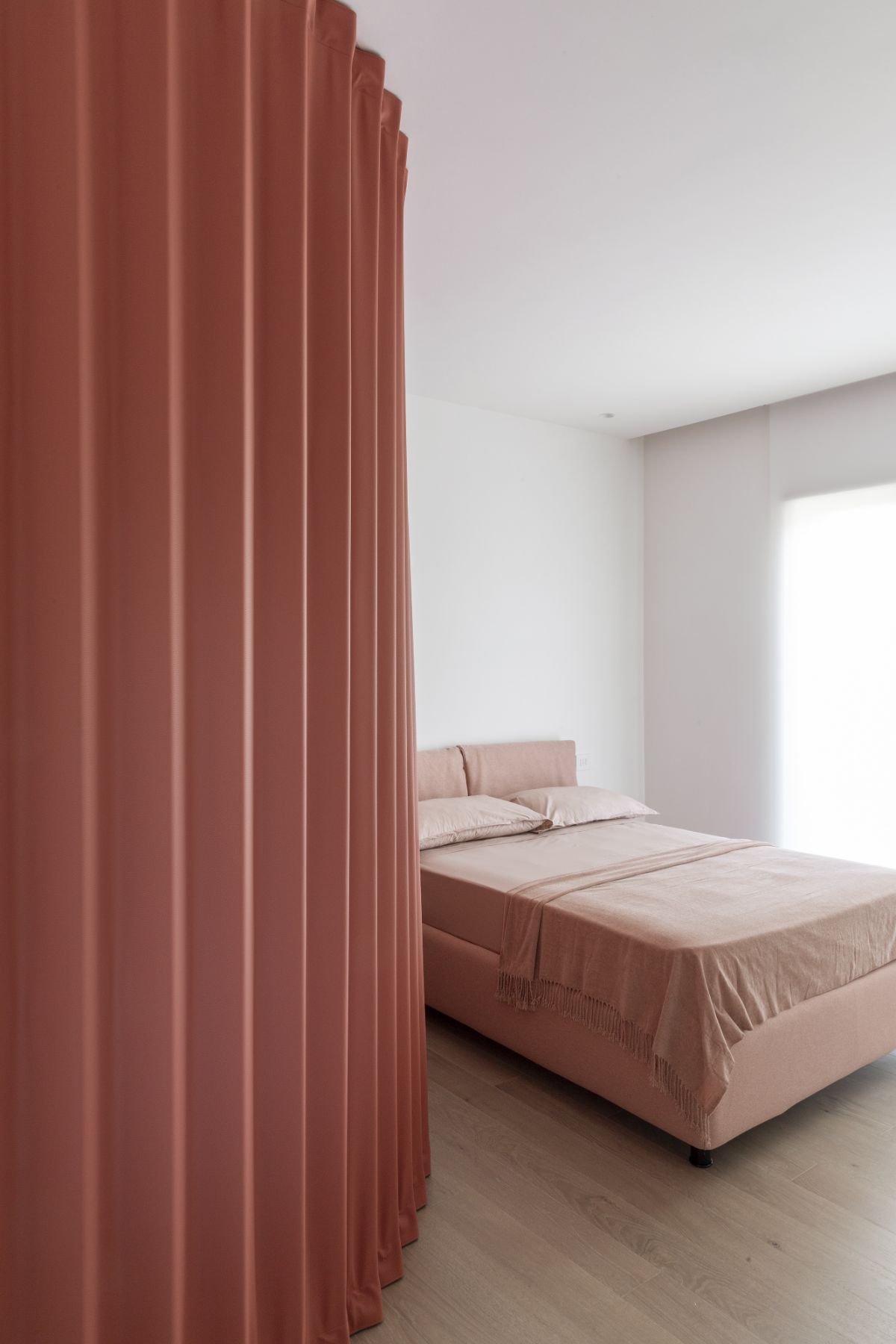卧室功能磨砂墙和窗帘,提供隐私。