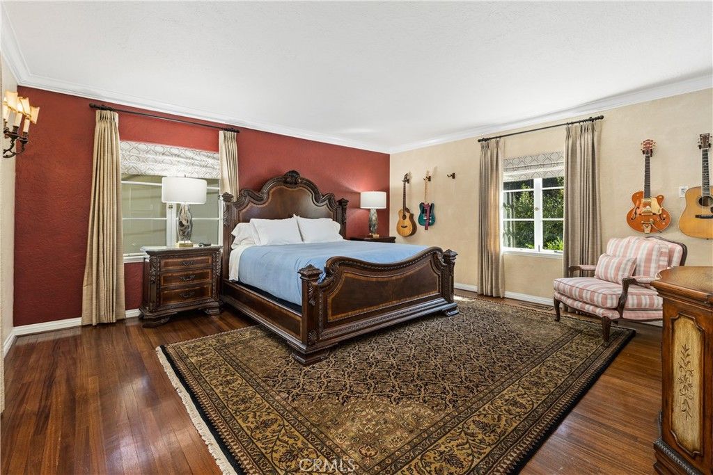 卧室里有一个床一个木制的床头板和地毯使房间舒适的感觉。