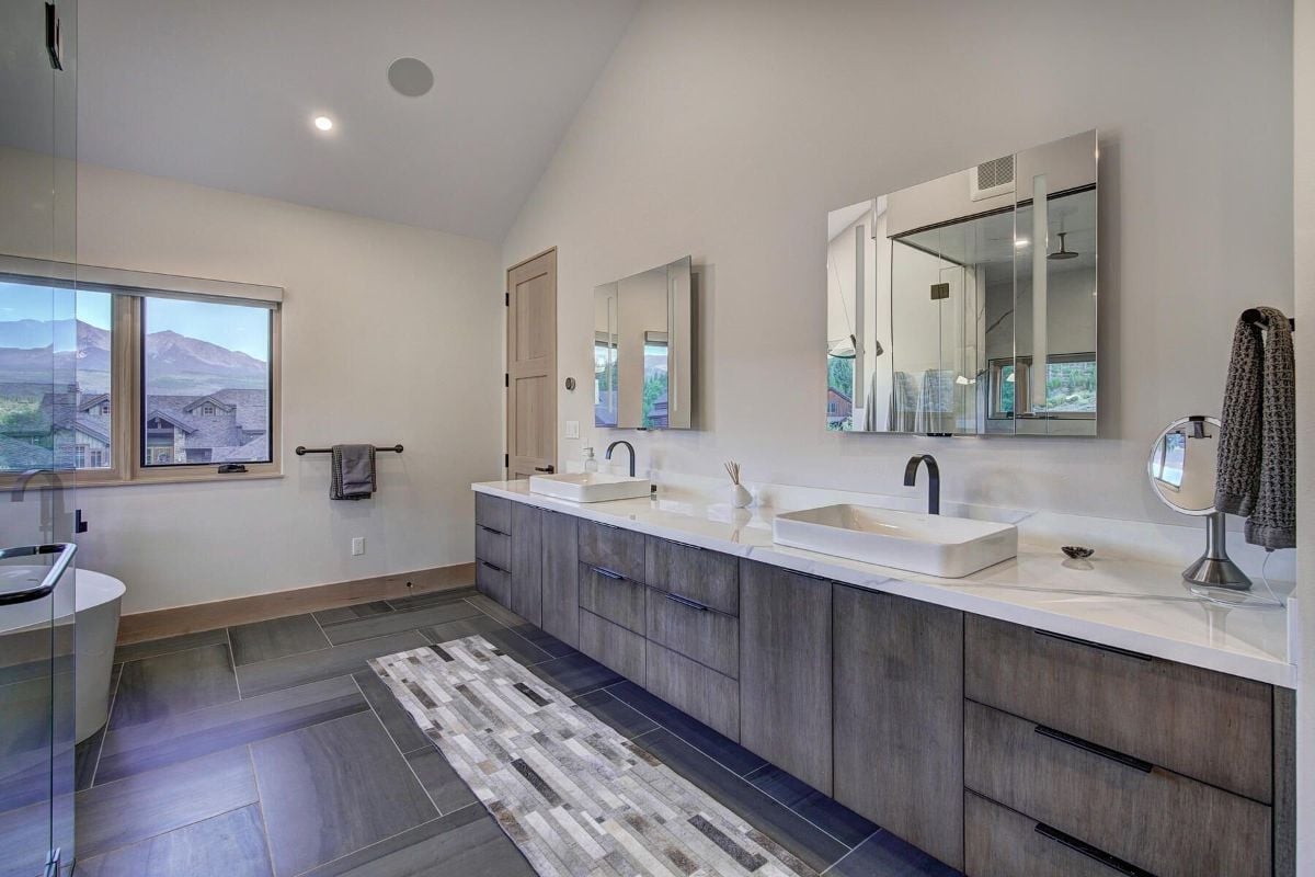 浴室设有一个漂浮的梳妆台，带有一个非柜台洗手池和木制抽屉。