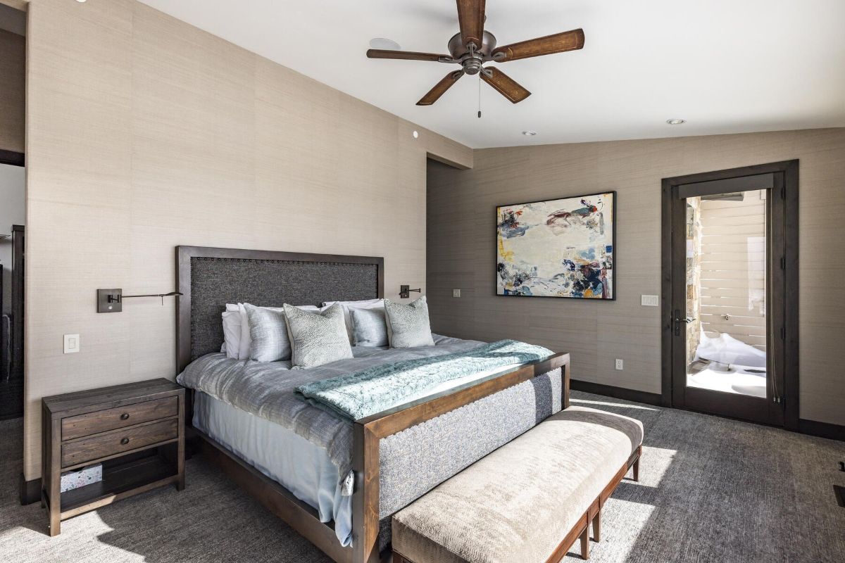 卧室的特色是墙壁上的地毯和卧室长椅，给房子带来舒适的感觉。