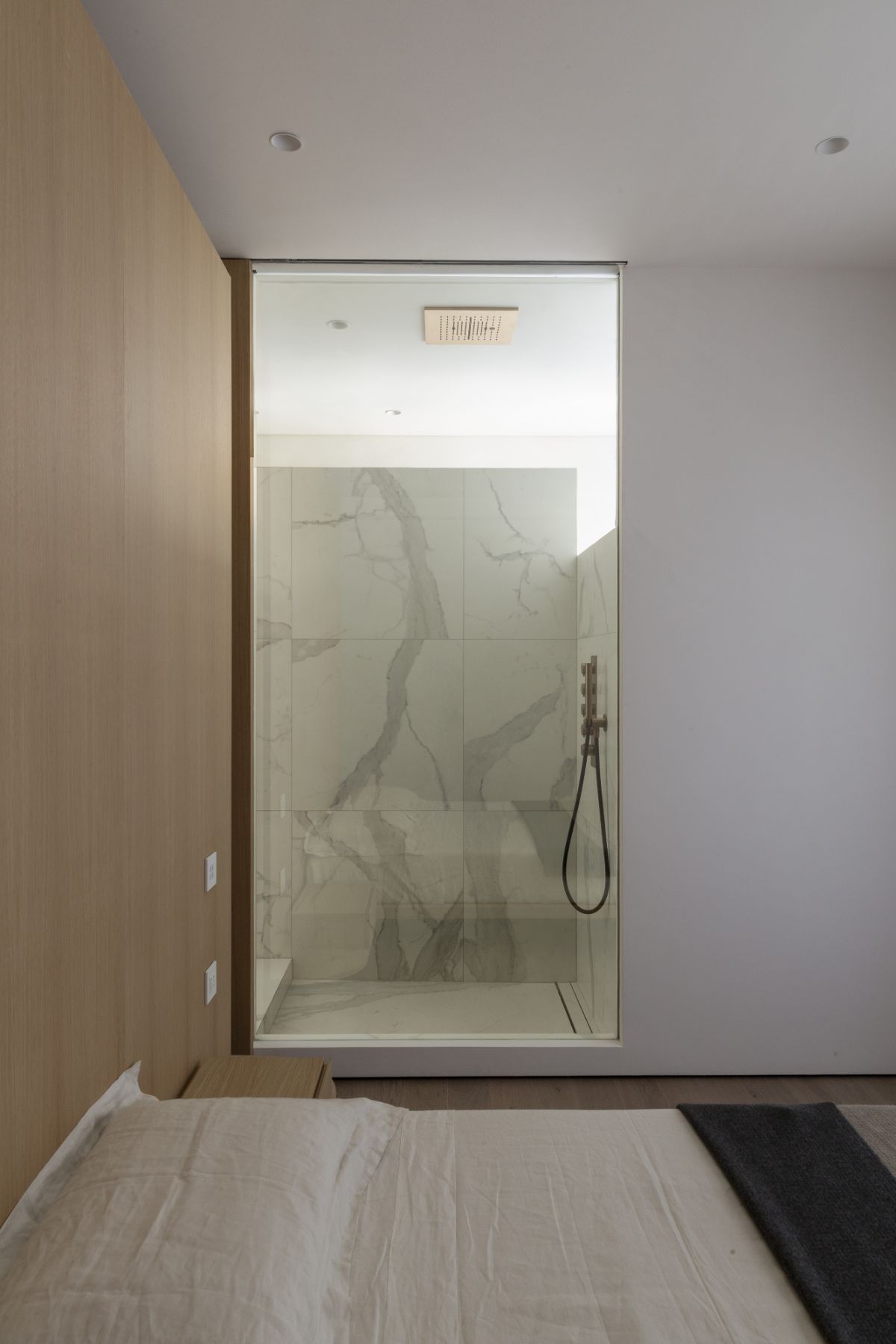 浴室里有淋浴玻璃墙和瓷砖的墙壁。