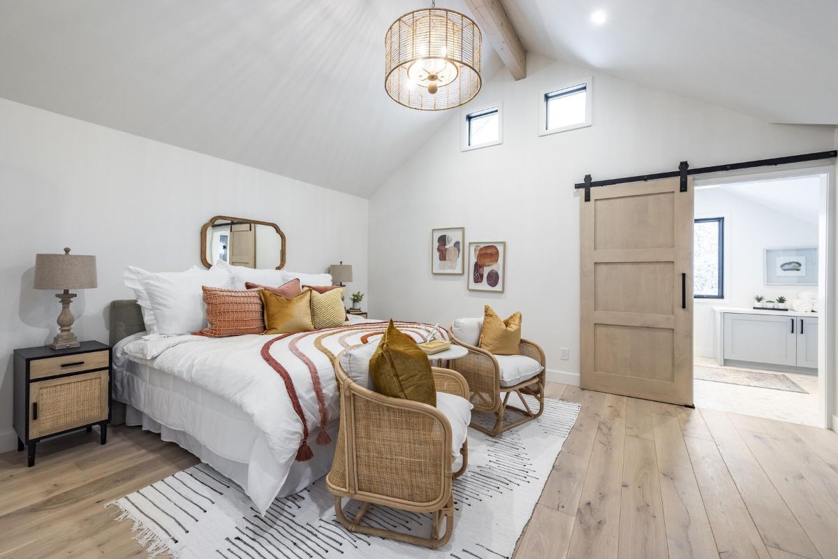 卧室设有木质推拉门，木地板给房间带来了乡村的感觉。
