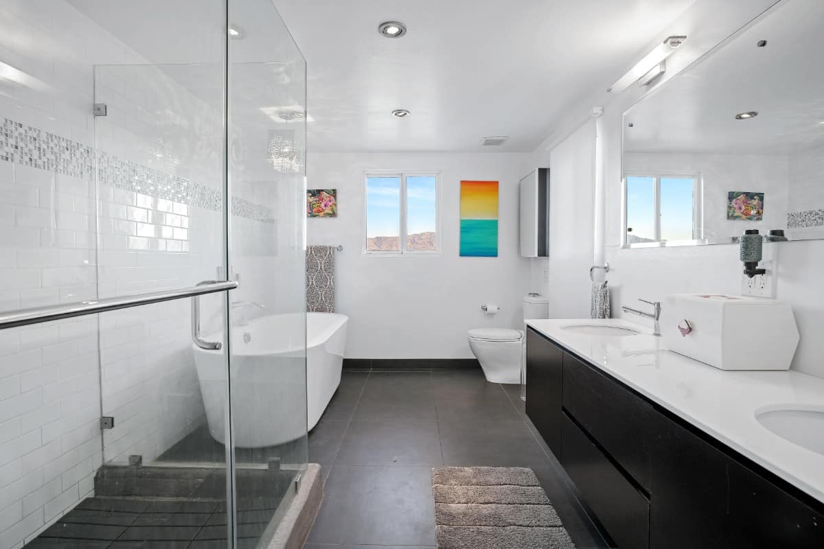主浴室配备了一个双洗手池梳妆台，一个步入式淋浴，和一个深浸泡浴缸。