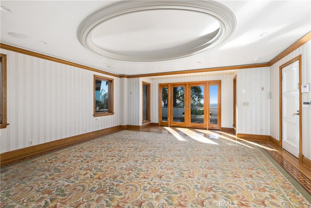 一个多功能的房间与圆形天花板艺术和艺术瓷砖地板。