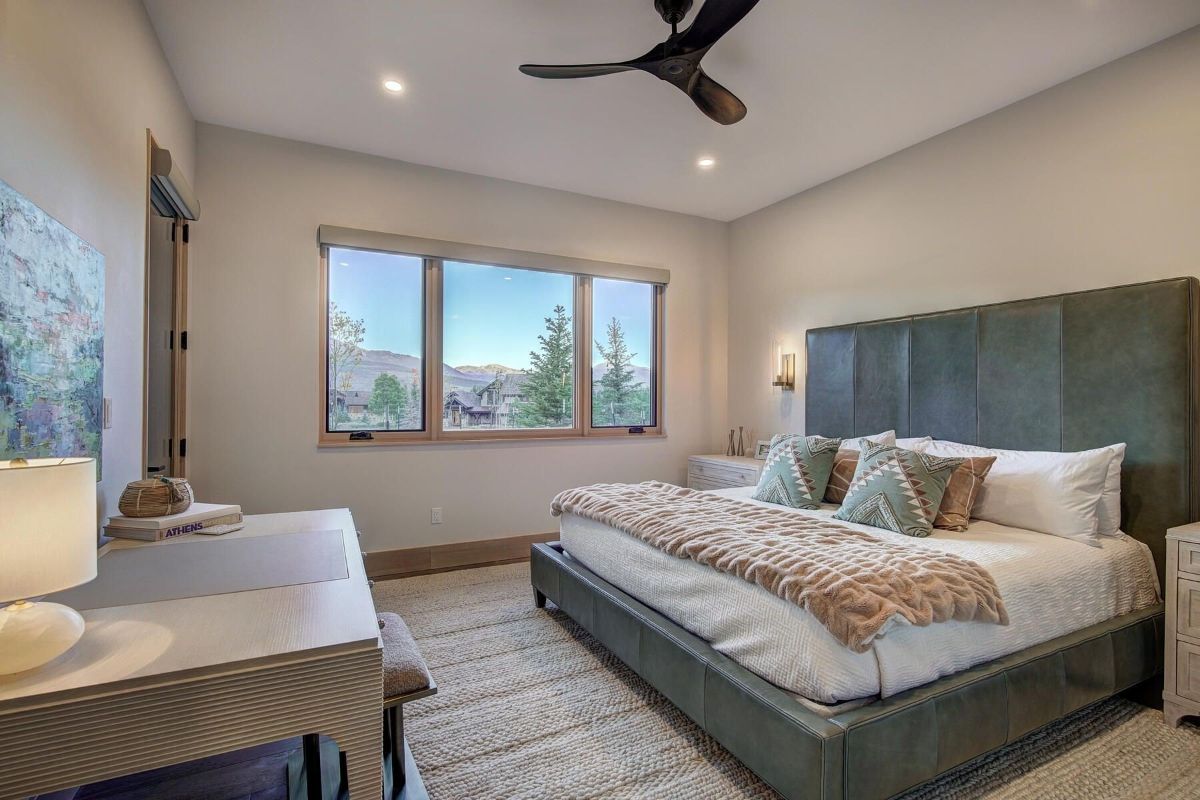 卧室的特色是一面墙的地毯和一张带皮革床头板的床，给房间带来舒适的感觉。