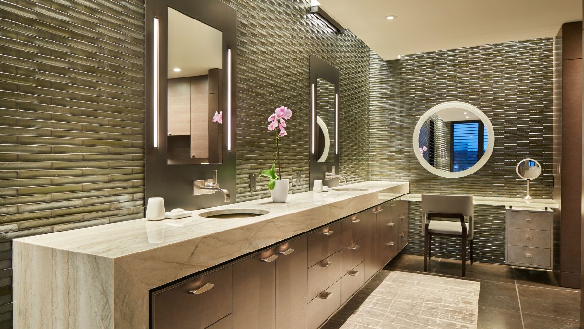 这个浴室里令人惊叹的墙壁设计和家具散发出奢华的气息。