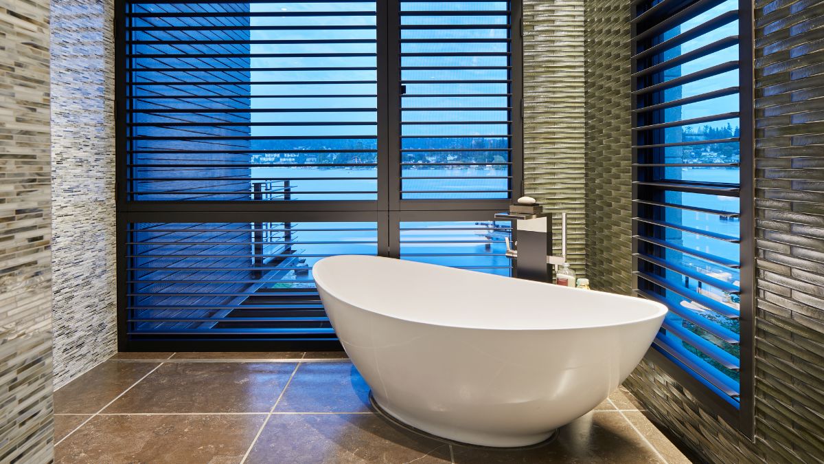 为您提供孤独和自由的墙面图案和窗户使浴缸更具吸引力。