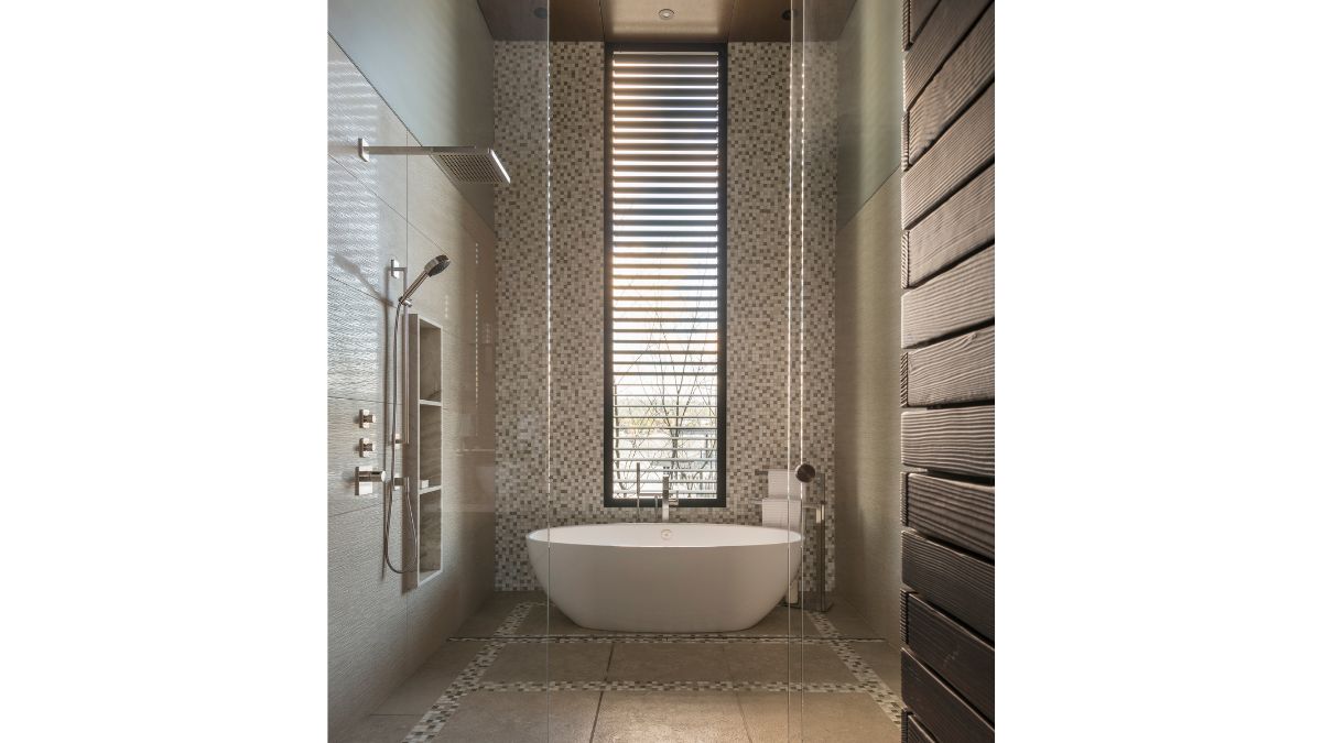 这个浴室的淋浴和浴缸的组合，使它更容易接近，有一个很好的设计。