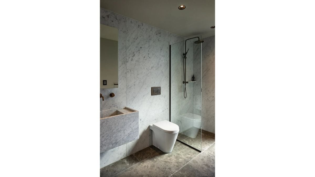 在浴室的设计中使用的对比和分层带来了每个组件和材料的美丽和坚固。