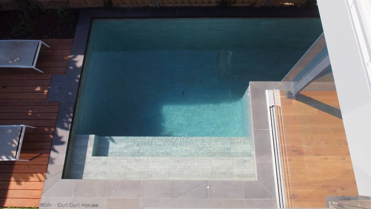 游泳池的俯视图与木制甲板互补。
