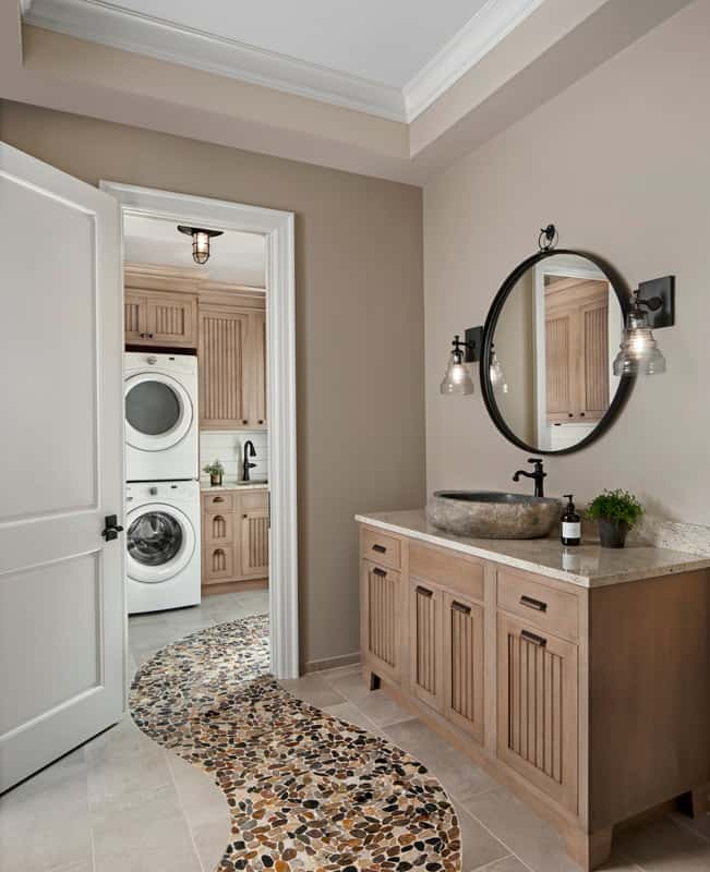 盥洗室有一个容器水槽梳妆台，方便地连接到洗衣房。