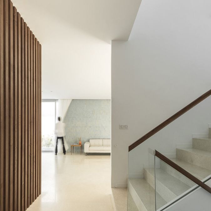 这是一个特写的照片上层的楼梯,与一个完整的高度木质grille-like墙饰面楼梯。