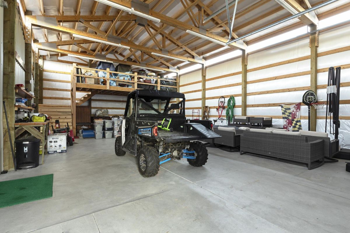 车库还用作储藏室，铺有混凝土地板。