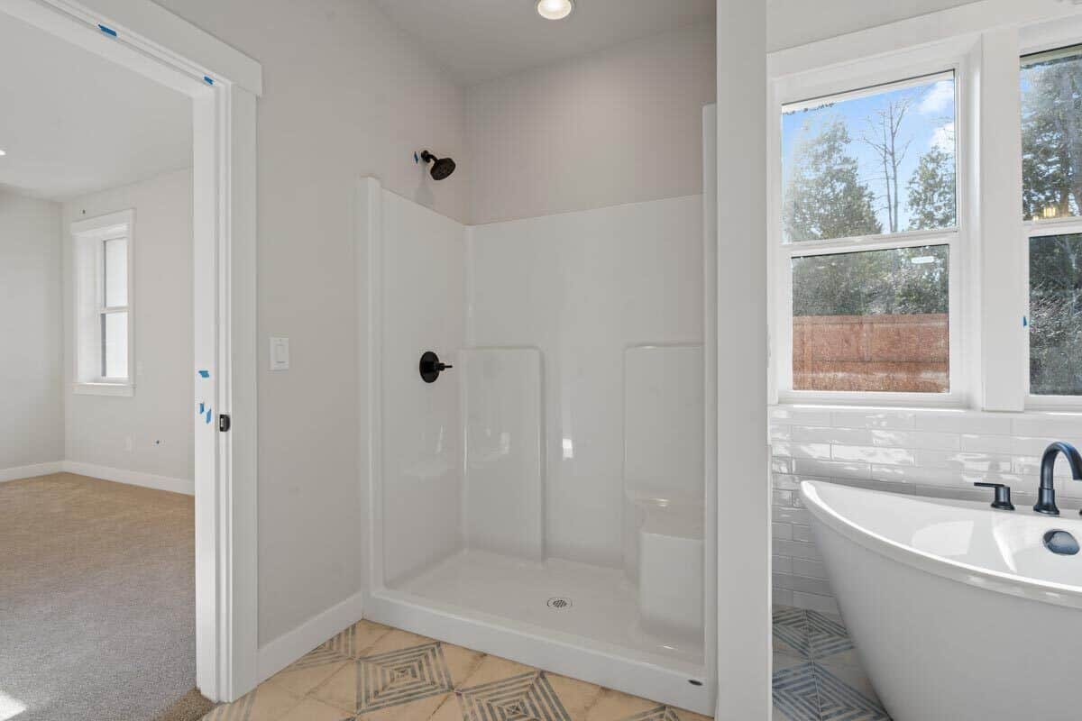 主浴室设有一间步入式淋浴间，带有一个内置座椅和锻铁固定装置。