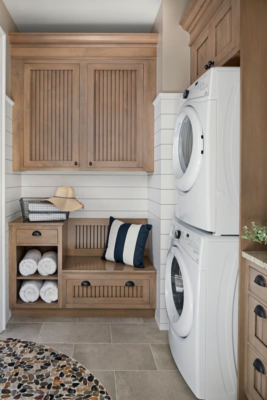 洗衣房提供前置设备，足够的存储空间，和一个内置的长凳。