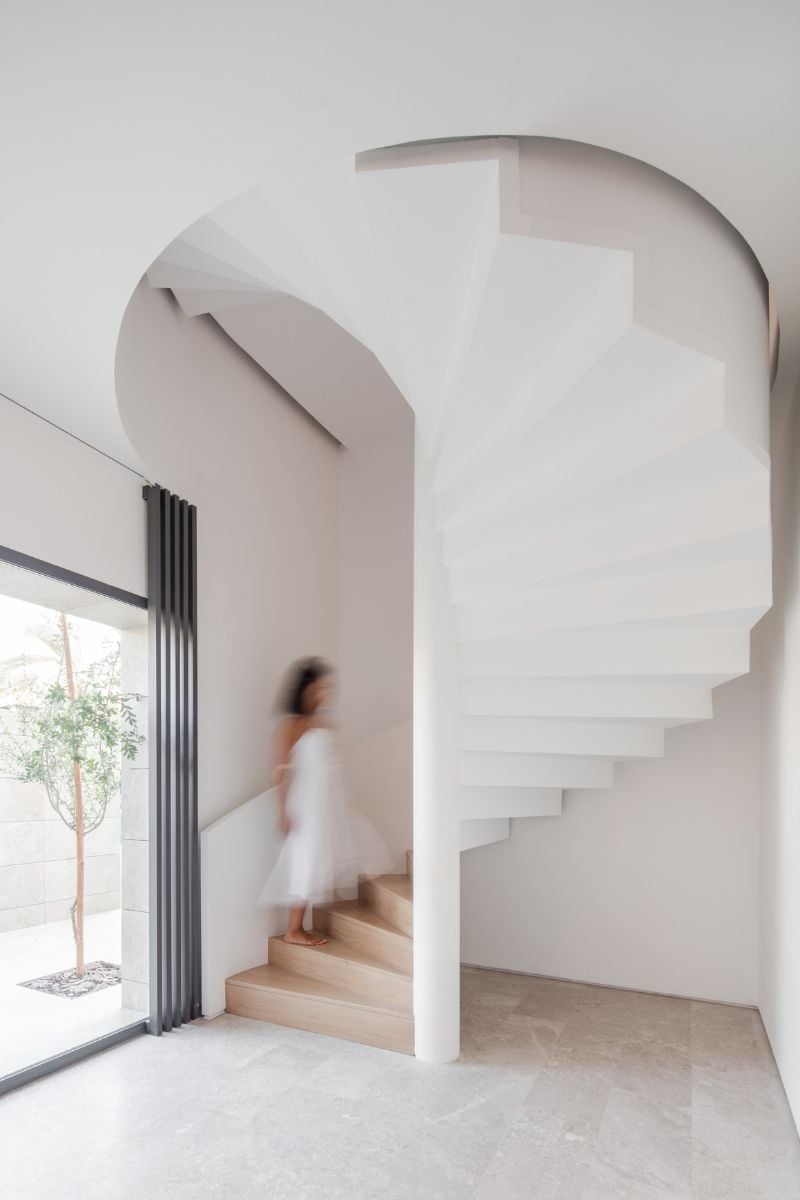 特写图像强调了环形楼梯复杂的室内设计。