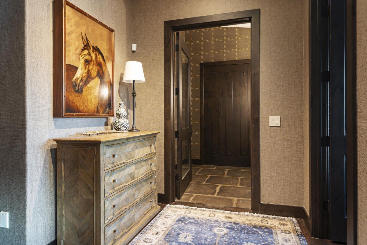 门厅的特色是一块区域地毯，树林给房间一种质朴的感觉。