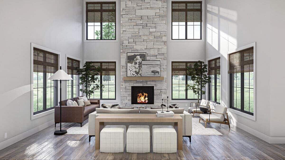客厅里有现代风格的座椅，一座石砌壁炉，还有许多能将自然光引入室内的窗户。