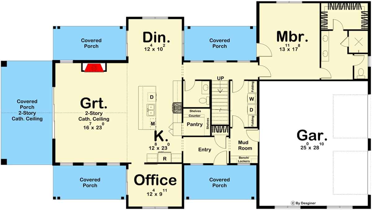 一个阁楼风格的4卧室两层现代农舍的主楼层平面图，有大房间，厨房，用餐区，办公室，主套房，通往车库的储藏室，以及充足的户外空间。
