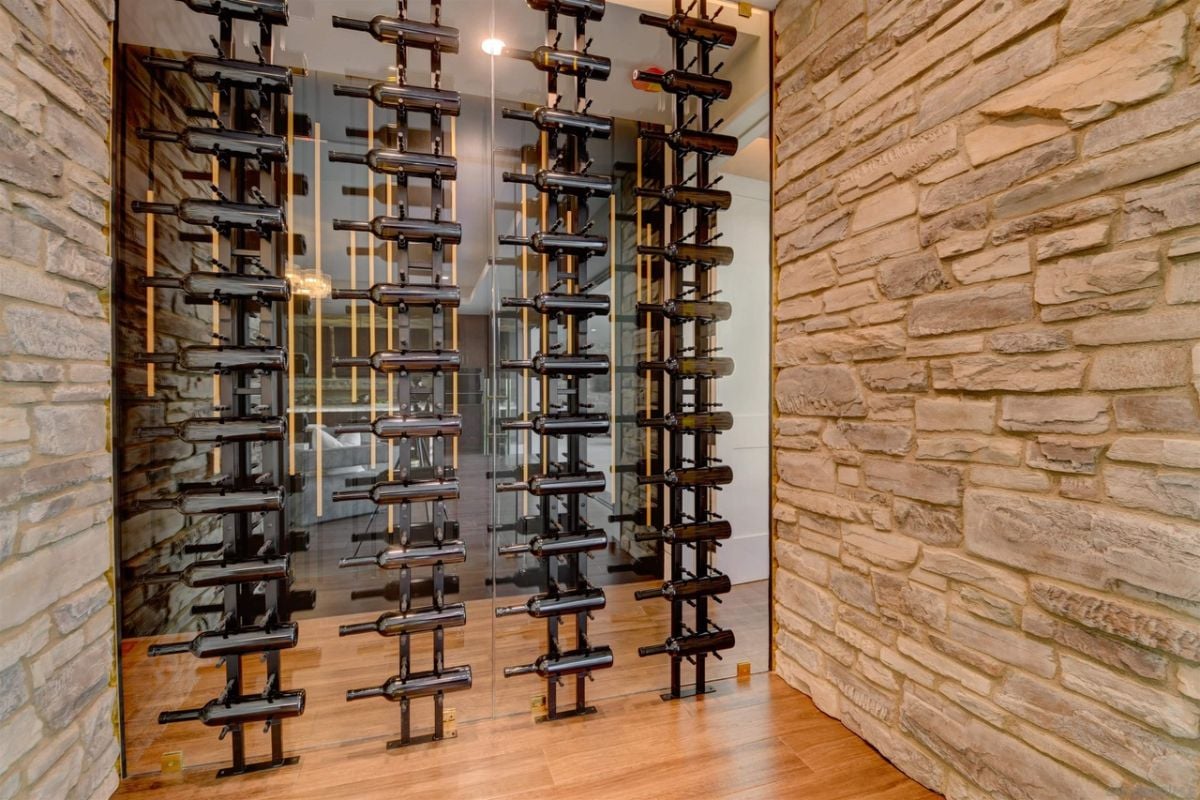 酒窖功能石墙和设计独特的酒架。