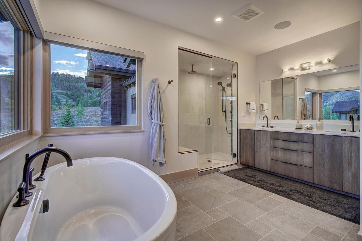 浴室设有一个独立式浴缸和一间带玻璃隔间的淋浴间。