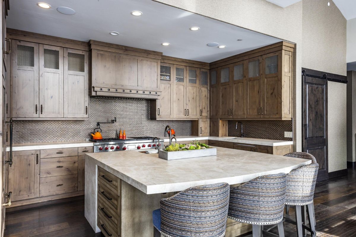 厨房设有一个带有大理石台面和木制橱柜的双层厨房岛。