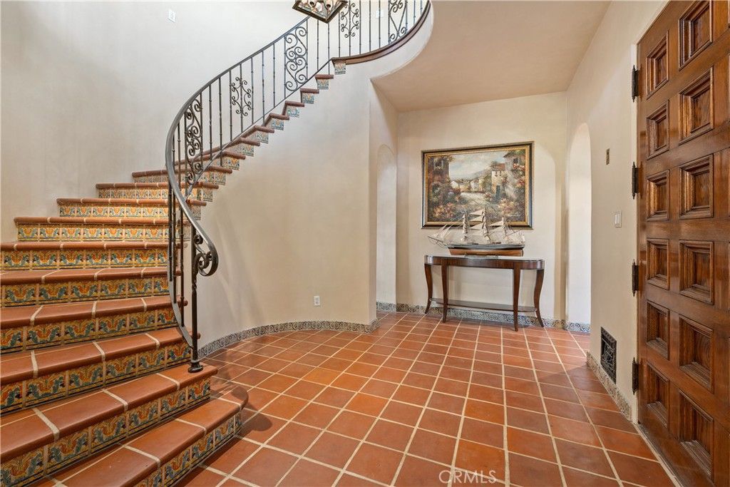 房子有一个旋转楼梯和大厅表添加一个经典的感觉。