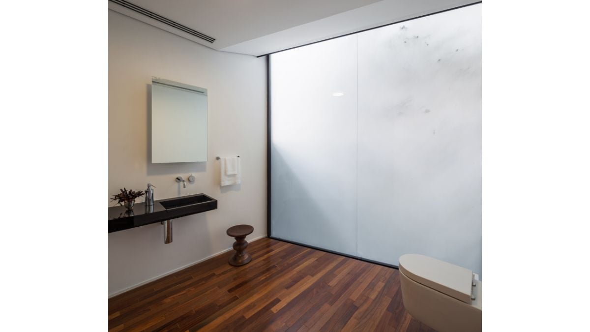 白色的天花板和墙壁,木地板,一个简单而有吸引力的设计描述浴室的宽敞。